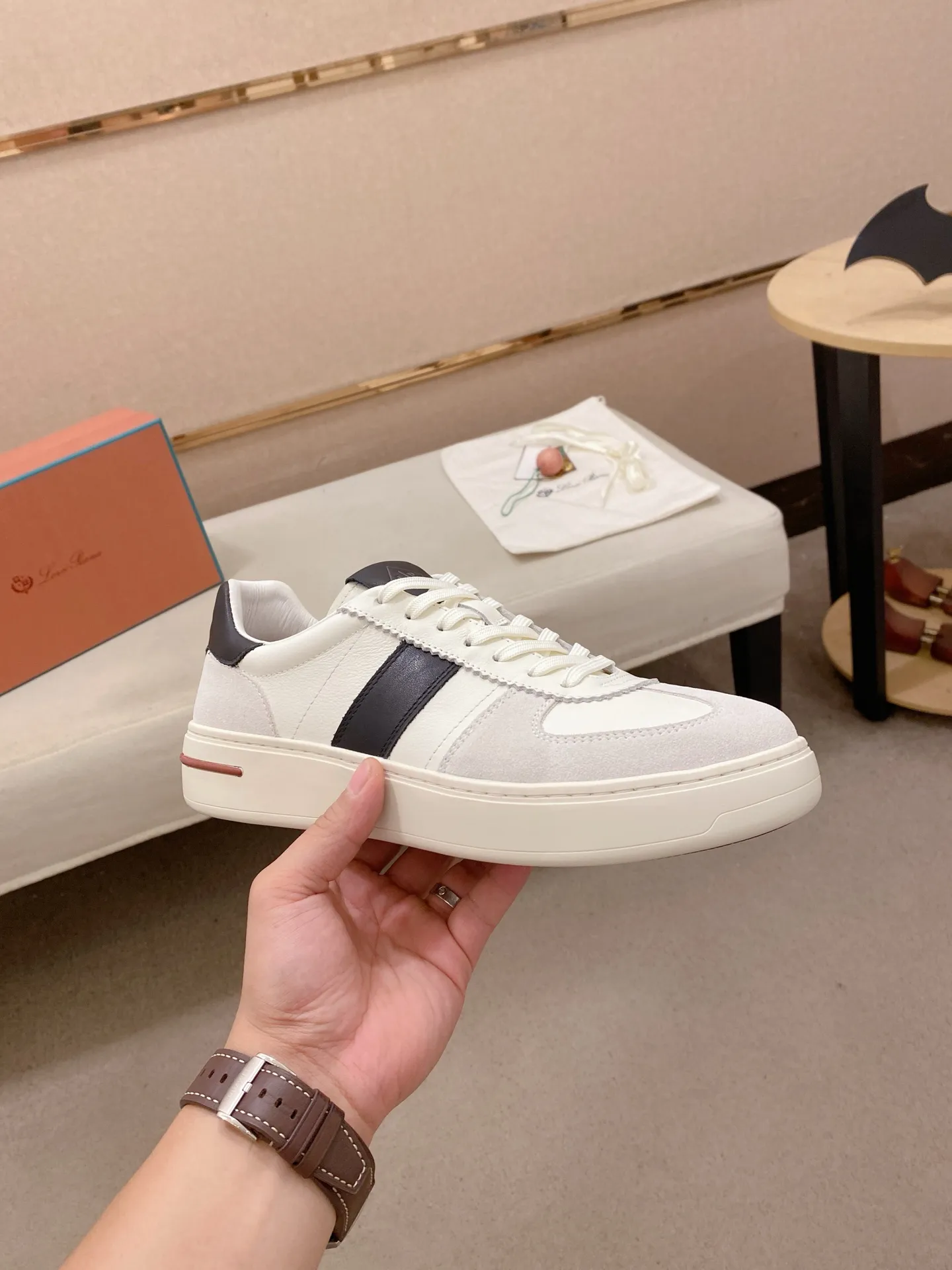 Men's shoes💰: 580💰🔥𝐥𝐨𝐫𝐨 𝐏𝐢𝐚𝐧𝐚 lp classic loafers, an Italian treasure brand, the only brand that can match Hermès! Only after wearing it do we realize that we can’t live up to our feet. The upper is made of imported first-layer cowhide with breathable fly-knit fabric, water-dyed cowhide foot pads, and the official original glass rubber outsole and pendant. Exclusive original packaging (tag ➕ brand paper ➕ outer box ➕ hand bag) code number: 38-44. Can be customized 45-46